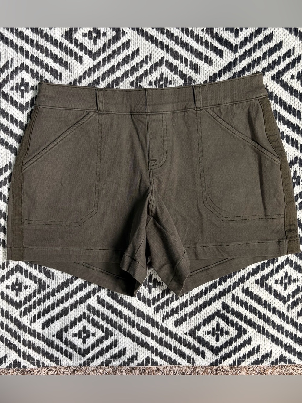 Spanx Stretch Twill Shorts Mid rise Outdoor Size L Tummy Control Comfort Pull On